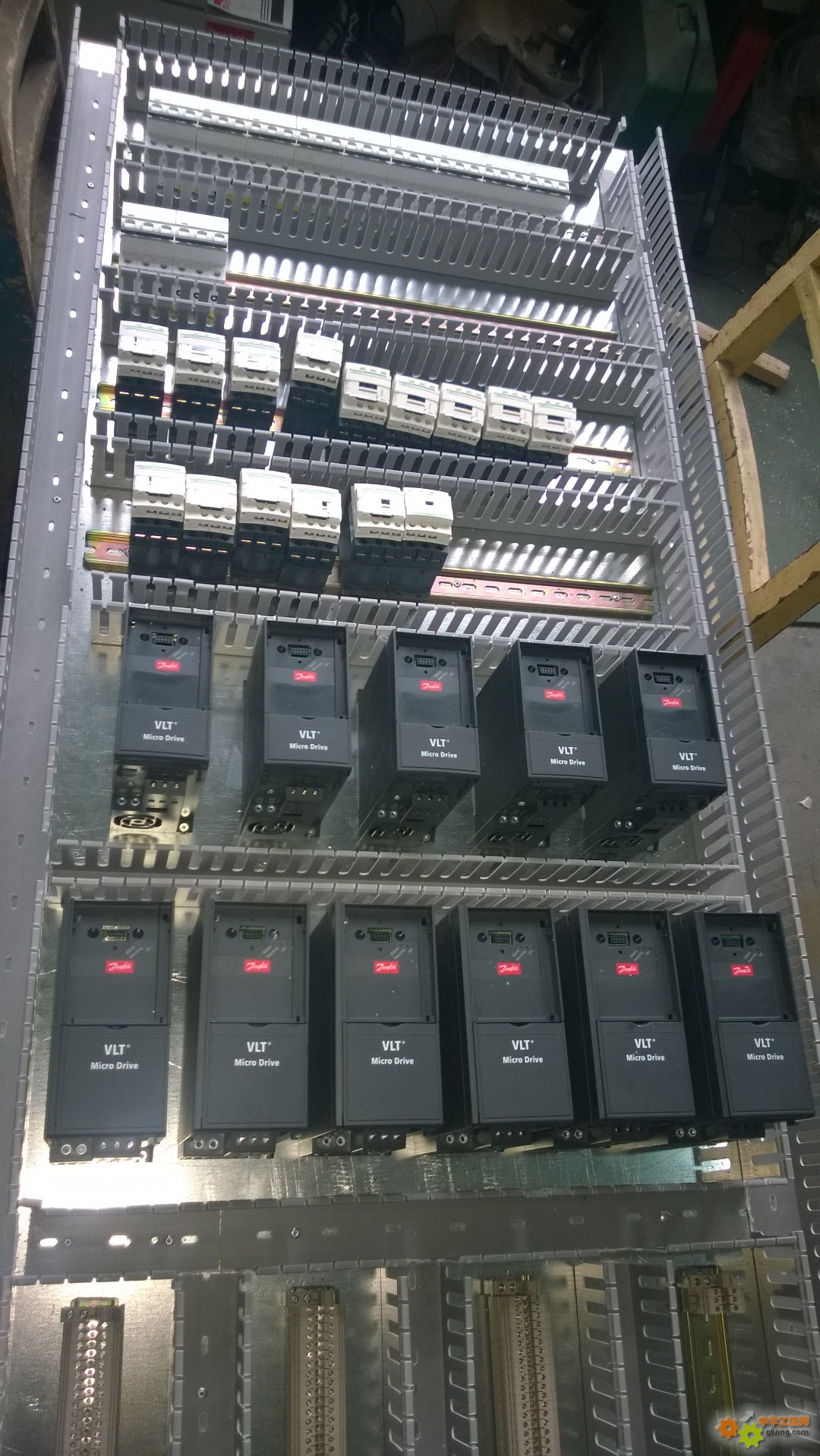 我是个初次接触变频器的门外汉,看不懂面板各