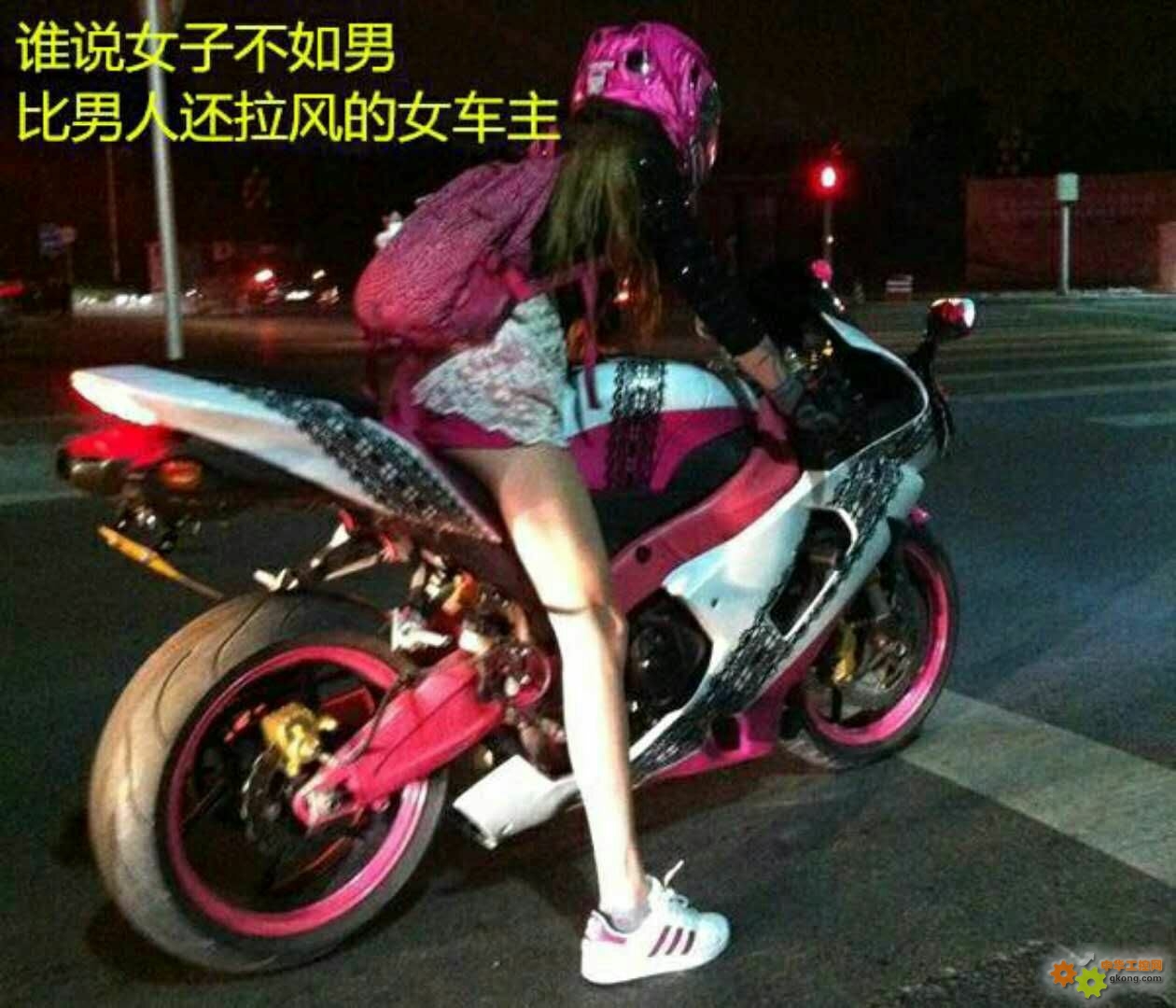 女子摩托车手背影照