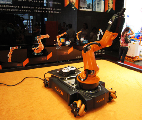 库卡携绿色全能机器人首次亮相2013上海国际