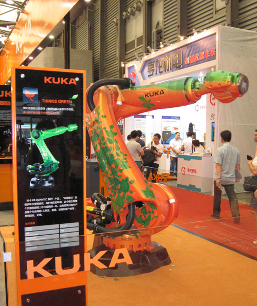 库卡携绿色全能机器人首次亮相2013上海国际