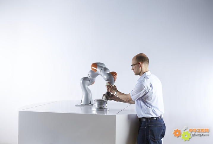 库卡机器人汉诺威工博会上展示橙色梦工厂的未