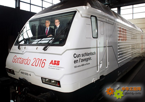 ABB集團CEO史畢福（左）與瑞士聯邦鐵路CEO在列車駕駛室