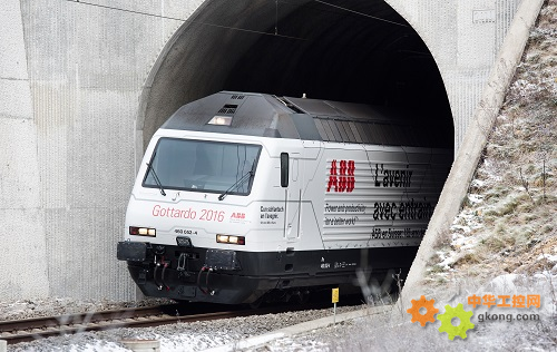 帶有ABB標識的全新涂裝列車駛出隧道