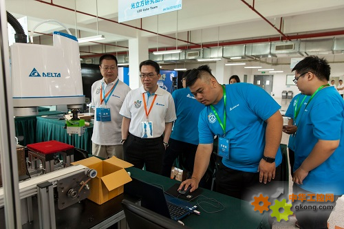 图七 评委在比赛现场观看来自台湾的虎尾科技大学参赛团队演示结合各项台达自动化产品打造的智能弹性制造系统