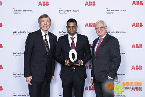 从左到右：冯恩博（ABB集团前董事长）、Ambuj Varshney (获奖者)、傅赛 (ABB集团董事长兼首席执行官)
