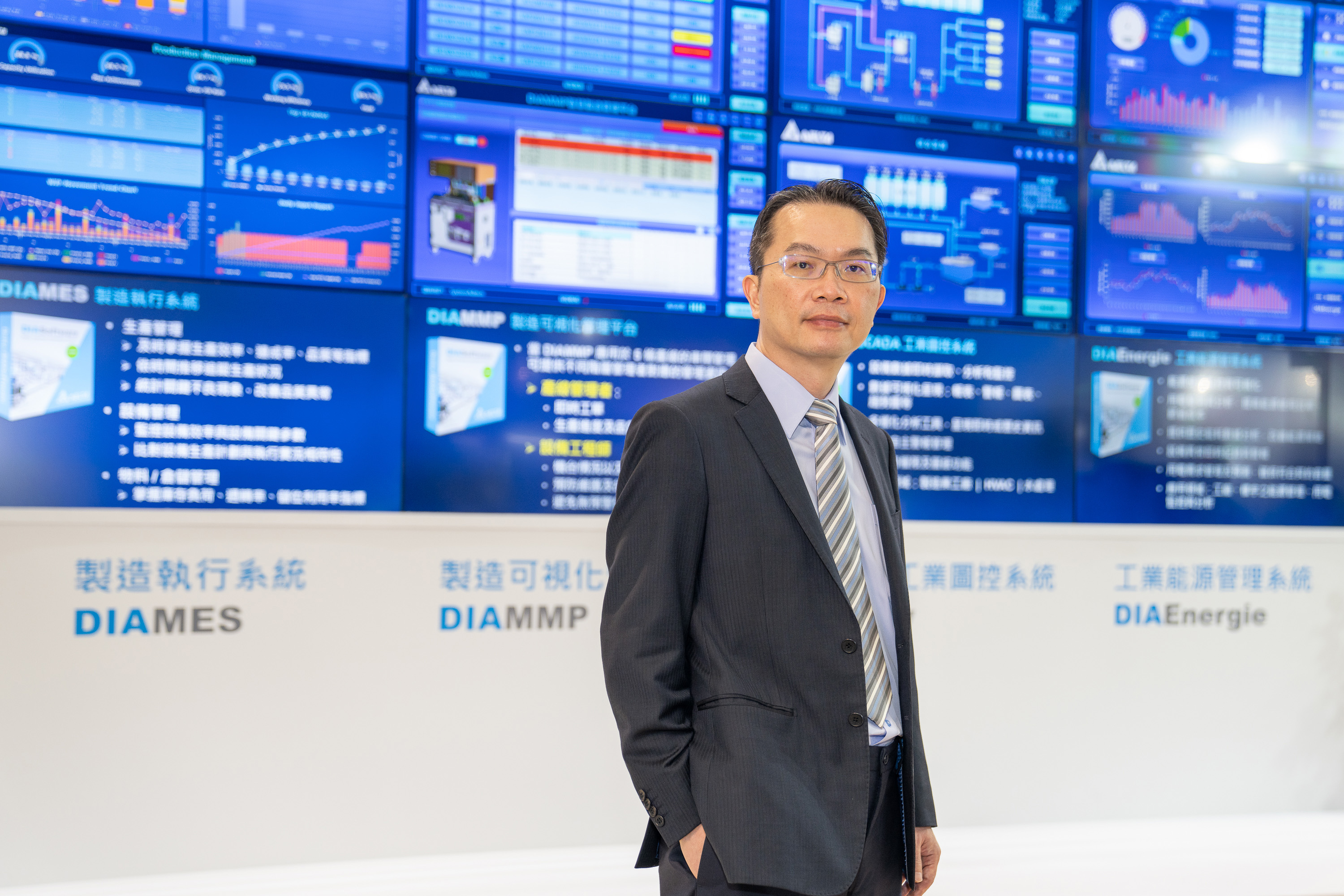 台达机电事业群刘佳容总经理于台北国际自动化工业大展说明台达整合云端物联、智能设备、自动化软硬件所开发的智能制造解决方案