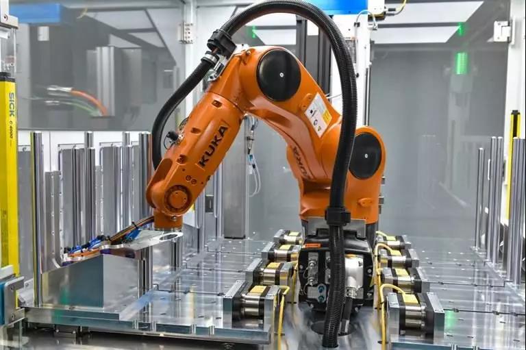 广东工业机器人增长领跑，龙头企业布局智能化，中小企业聚焦挖潜