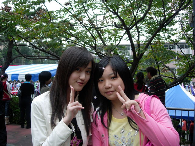 双双妹妹.现年16岁.就读于台湾崇光女中.1米70.45kg